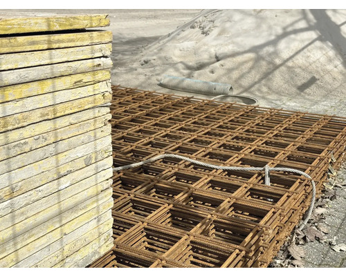 Pile de panneaux de coffrage et treillis d''armature pour les besoins de la construction