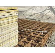 Stapel aus Holzschalungselementen und Baustahlmatten für Betonarbeiten