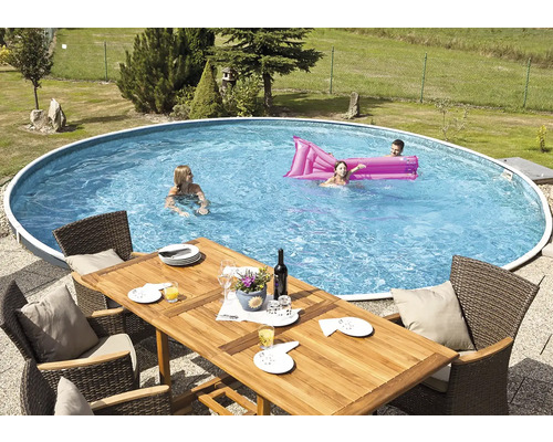 Szene mit einem Pool, einer Familie und einem Gartentisch mit Stühlen im Freien