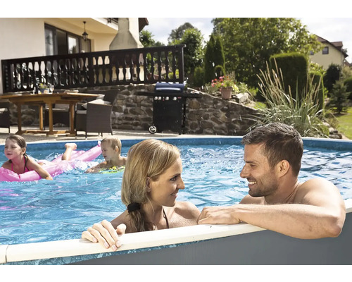 Familie entspannt im Aufstellpool im Garten