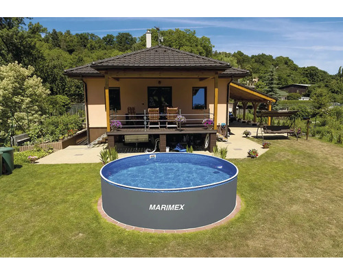 Marimex Pool im Garten vor einem Haus.