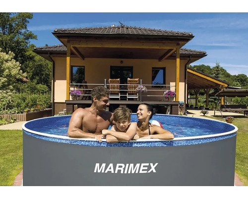 Familie im Marimex Pool im Garten.