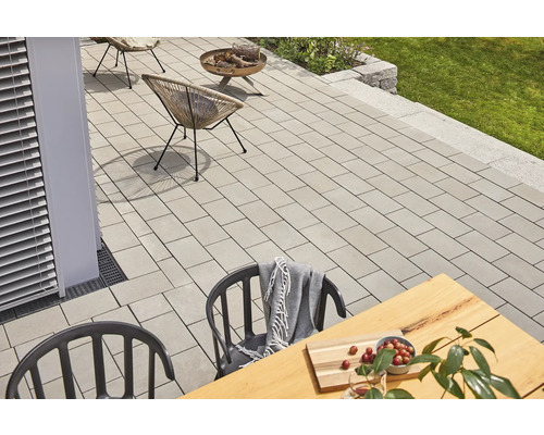 Aussenbereich mit Steinterrasse, Gartenmöbeln und Dekorationen