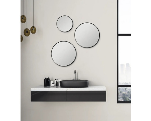 Modernes Badezimmer mit runden Spiegeln, Waschtisch und Beleuchtung.