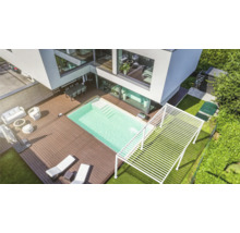 Vue de dessus d'une maison moderne avec piscine, terrasse et mobilier de jardin