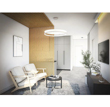 Salon lumineux avec deux fauteuils, un plafond à panneaux de bois et une cloison décorative en bois