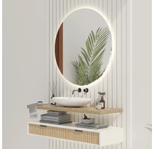 Salle de bains moderne avec miroir, lavabo et espace de rangement.