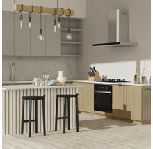 Cuisine lumineuse avec îlot de cuisson, tabourets de bar, hotte aspirante et suspension
