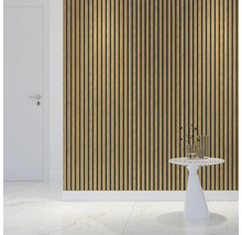 Intérieur avec mur en panneaux de bois et porte blanche