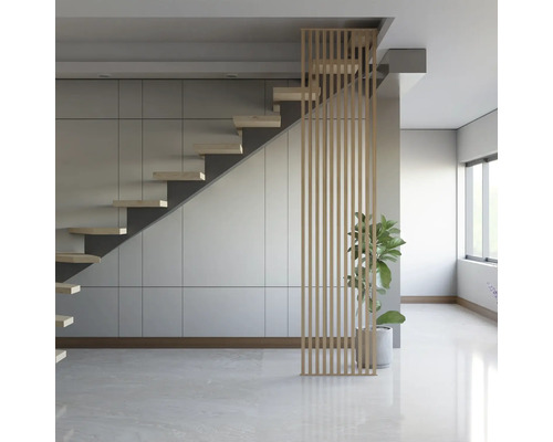 Heller Raum mit Treppe, Holzlamellenwand und Zimmerpflanze