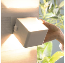 Würfelförmige Wandleuchte mit schwenkbarer Lichtquelle