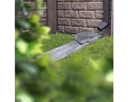 Betonrinne zur Ableitung von Regenwasser im Garten.