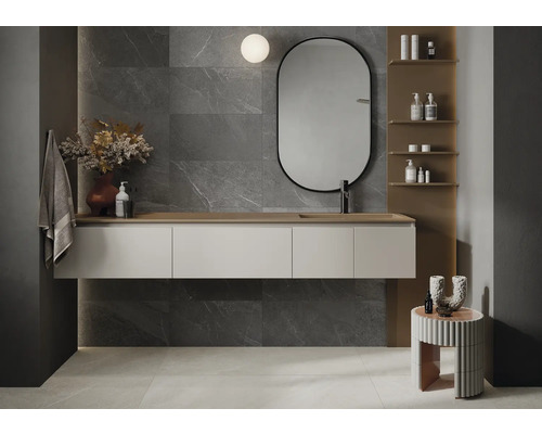 Modernes Badezimmer mit Waschtisch, Spiegel und grauen Wandfliesen