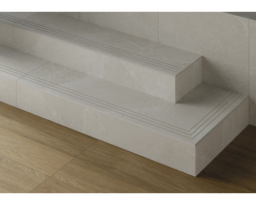 Marche d'escalier en grès cérame fin MIRAVA NARVIK white 30 x 120 x 0,85 cm Vue détaillée d''un escalier avec marches carrelées et rainures antidérapantes.