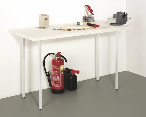 Établi avec outils, étau et extincteur