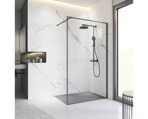 Modernes Badezimmer mit begehbarer Dusche, Marmorwand und stilvoller Einrichtung