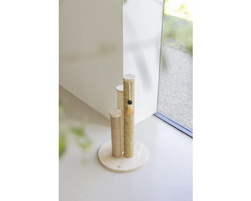 Arbre à chat avec trois poteaux et un jouet sur un poteau