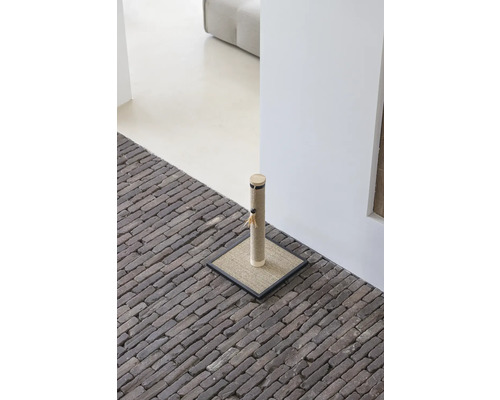 Arbre à chat sur sol en pierre à l''intérieur