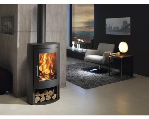 Wohnraum mit Kaminofen, Sessel und Dekoration für gemütliche Atmosphäre