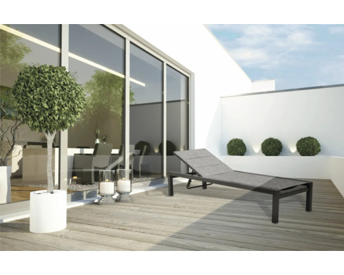 Terrasse mit Liegestuhl, Pflanze und Dekoration