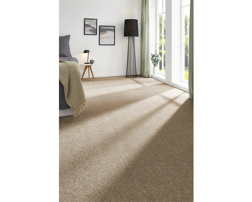 Chambre avec moquette, lit, lampadaire et fenêtre.