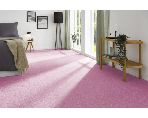 Moquette rose dans une chambre lumineuse avec lit et table de chevet