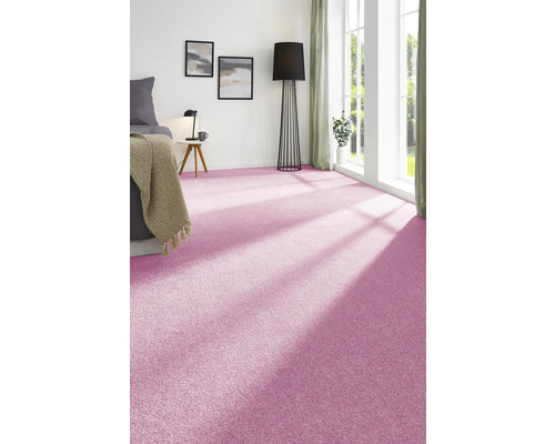 Chambre avec moquette rose, lit, lampadaire et fenêtre
