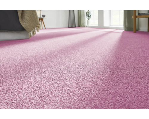 Gros plan d''une chambre lumineuse avec une moquette rose