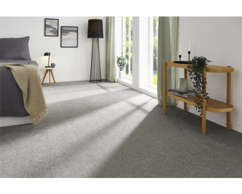 Chambre lumineuse avec moquette, lit, lampadaire et table d''appoint