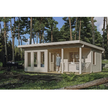 Maison de jardin en bois avec véranda couverte dans la forêt