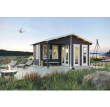 Maison en bois avec terrasse, chaises longues et foyer près d''un lac