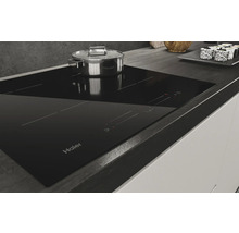Plaque à induction Haier avec casserole sur plan de travail