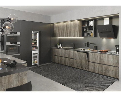 Cuisine moderne avec appareils intégrés et aspect bois