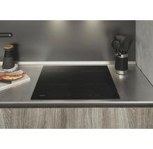 Plaque à induction Haier noire dans une cuisine moderne.