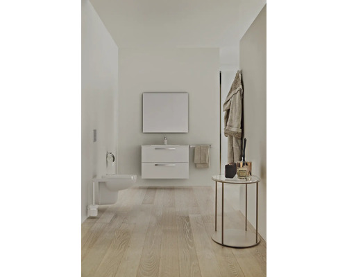 Helles Badezimmer mit Waschtisch, Spiegel, Toilette und Beistelltisch