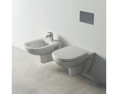 Bidet und Wand-WC mit Betätigungsplatte im Badezimmer