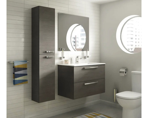 Salle de bains avec meuble-lavabo, armoire de toilette et armoire haute