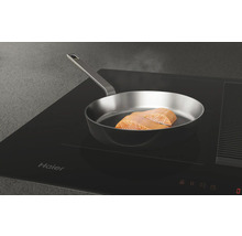 Plaque de cuisson Haier avec du poisson dans une poêle