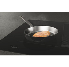 Plaque de cuisson Haier avec hotte aspirante et poêle avec filet de saumon