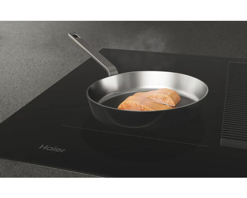 Plaque de cuisson Haier avec hotte aspirante et poêle avec filet de saumon