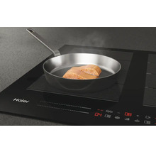 Plaque à induction Haier avec poisson dans une poêle à frire