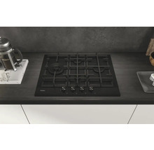 Plaque de cuisson à gaz Haier avec quatre brûleurs sur un comptoir de cuisine