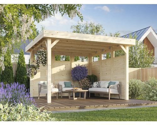 Holzpavillon mit Sitzgelegenheiten auf einer Terrasse im Garten