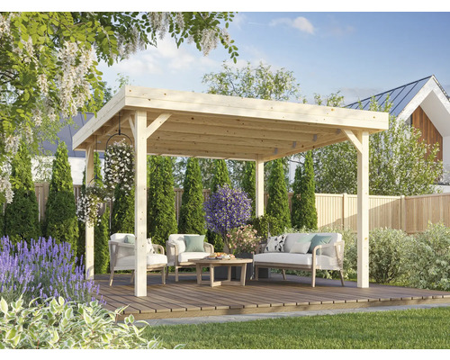 Holzpavillon mit Gartenmöbeln und Blumendekoration auf einer Holzterrasse