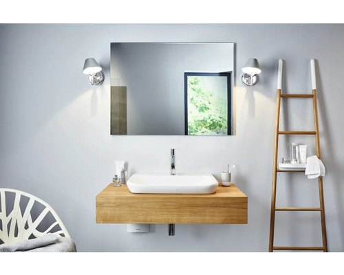 Badezimmer mit Waschtisch, Spiegel, Wandleuchten und Leiterregal