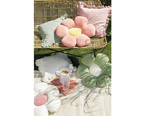 Scène avec des coussins décoratifs de différentes formes sur un banc et une couverture