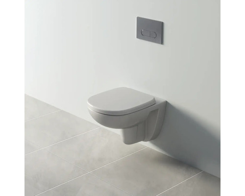 Wandhängendes WC mit Betätigungsplatte im Badezimmer