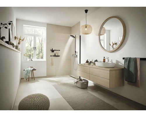 Badezimmer mit Dusche, Waschtisch mit Spiegel, Fenster und Accessoires in hellem Design