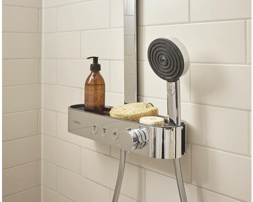 Duscharmatur mit Ablagefläche und Handbrause vor gefliester Wand