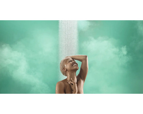 Frau unter einer Dusche